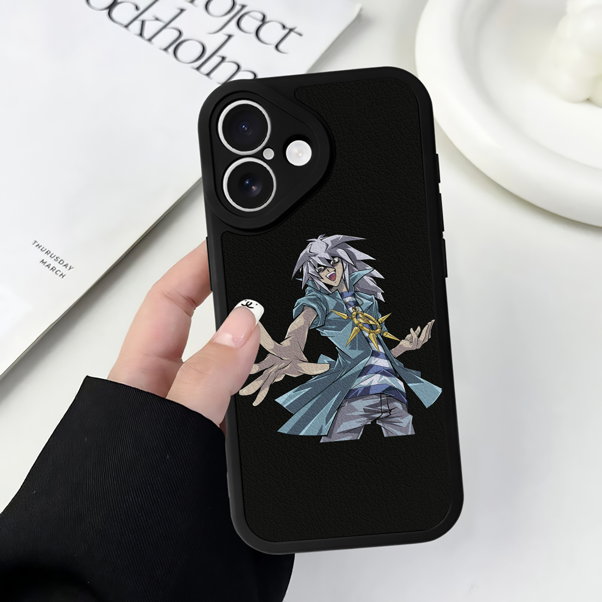 （画像用） 遊☆戯☆王 Yu-Gi-Oh! 【iPhone 16シリーズ対応】シリコンスマホケース（レザー調） 材質：シリコン